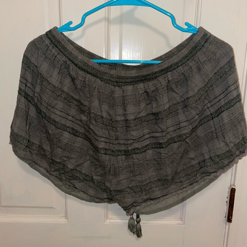 American Eagle medium flowy shorts